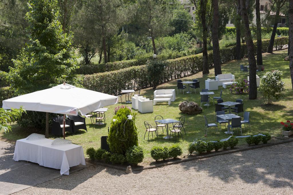 Hotel Ristorante Il Pino Chiusi Buitenkant foto